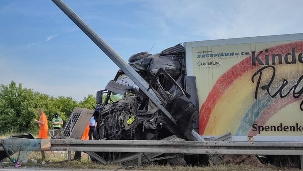 UŽASNI PRIZORI NA AUTOCESTI Dvoje ozlijeđenih, vatrogasci iz kamiona morali izvući vozača
