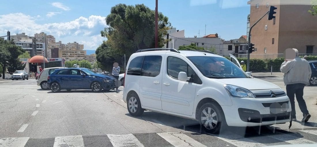Sudar dvaju automobila na križanju Bušićeve i Ulice Matice hrvatske
