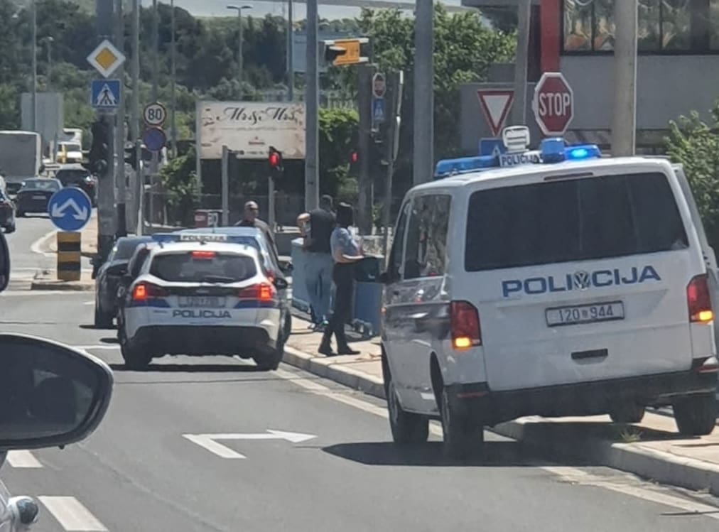 NASTALA JE GUŽVA Više vozila se 'skršilo' u Kaštelima, ima ozlijeđenih osoba...