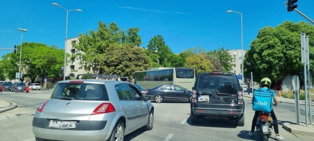 SUDAR NA KRIŽANJU VUKOVARSKE I DOMOVINSKOG RATA Skršili se automobil i autobus