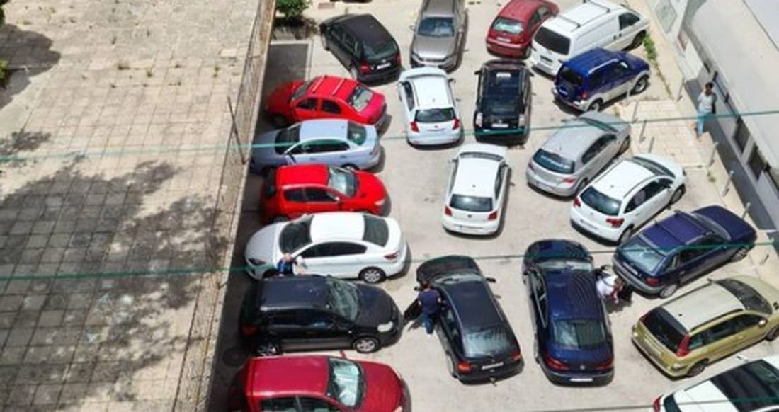 JE LI OVO MOGUĆE? Fotografija parkinga u Splitu izazvala lavinu reakcija, no nešto posebno zanimljivo: "Gužva u šesnaestercu"