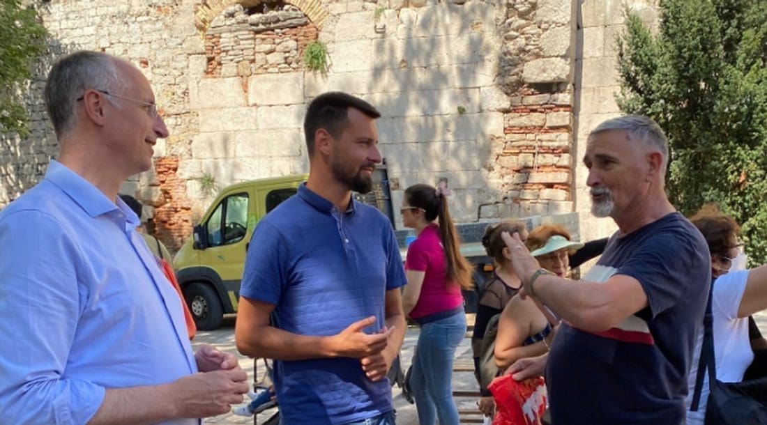 BIVŠI POTEŠTAT U ĐIRU Prošetao Pazarom i družio se s građanima: "Zahvalan sam na podršci koju primamo"