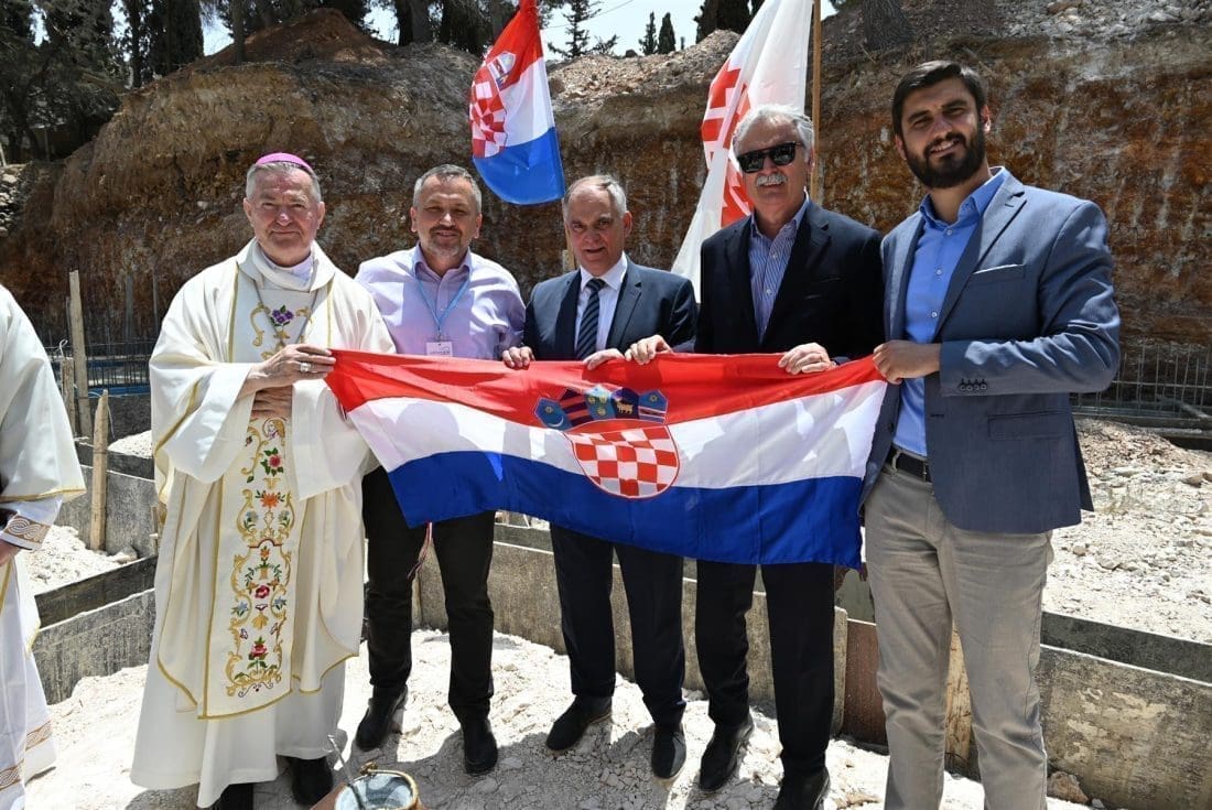 Blagoslovljeni radovi na crkvi hrvatskih svetaca kod Betlehema: Izaslanik predsjednika Vlade RH, župan Blaženko Boban potpisao je temeljnu povelju o ovoj crkvi