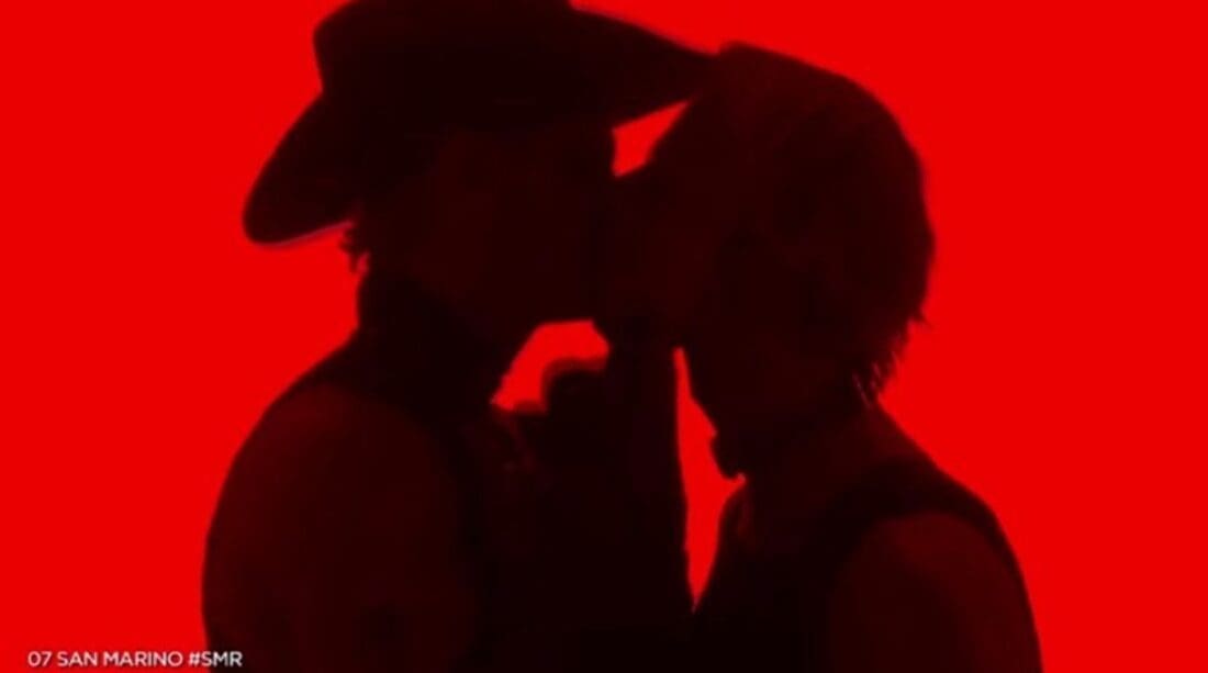 VIDEO Predstavnik San Marina ljubio gitarista na pozornici i zajahao mehaničkog bika