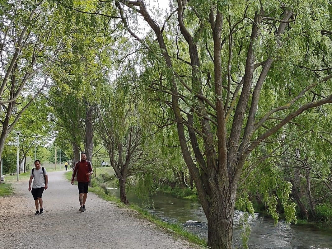 SRAMOTA NA ISTOKU GRADA U prirodi nastao novi ilegalni deponij, šutom zatrpali prostor oko rijeke Žrnovnice! Prolaznici su ogorčeni