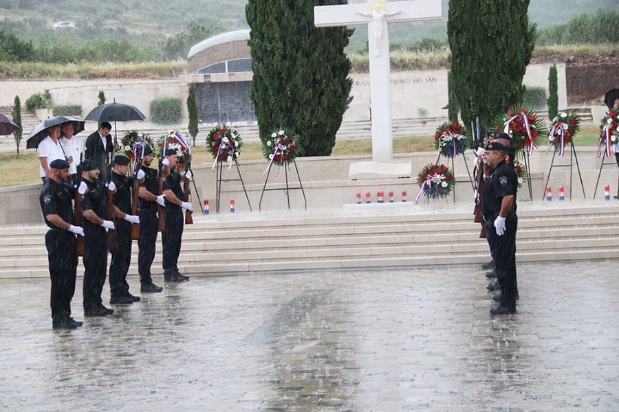 Šibensko-kninski župan dr. sc. Marko Jelić i zamjenica župana Iris Ukić Kotarac u povodu Dana državnosti Republike Hrvatske položili vijence i zapalili svijeće