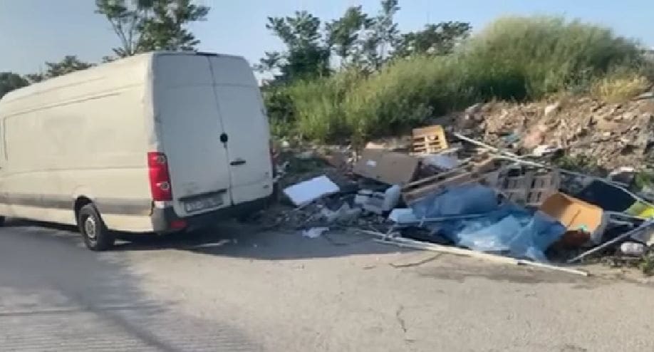 Nije mu se dalo čekati kontejner za glomazni otpad? Splićanin 'iskrcao' otpad iz kombija na Neslanovcu, sve je snimljeno