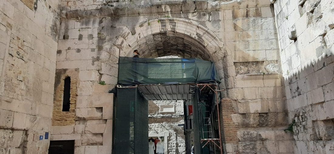 POVEĆAT ĆE SE SIGURNOST Započela hitna sanacija kamenog svoda u propugnakulu Zlatnih vrata