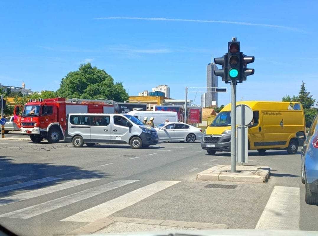 DOJURILI HITNA I VATROGASCI Zatvoren dio ceste! Sudar na križanju Solinske i Hercegovačke, jedna osoba hitno prebačena u bolnicu