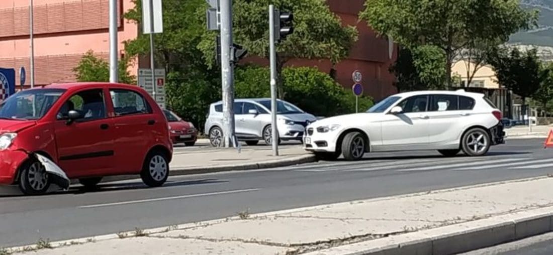 SPLIĆANI, OPREZ! Novi sudar u Splitu, sudjelovala dva osobna vozila. Automobili su ostali na cesti...