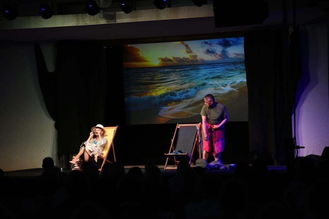 NOVA SEZONA TEATRA UZ MORE SVEČANO OTVORENA UZ KAZALIŠTE "KOMEDIJA" Mila Elegović, Igor Mešin i Zlatko Ožbolt oduševili splitsku publiku