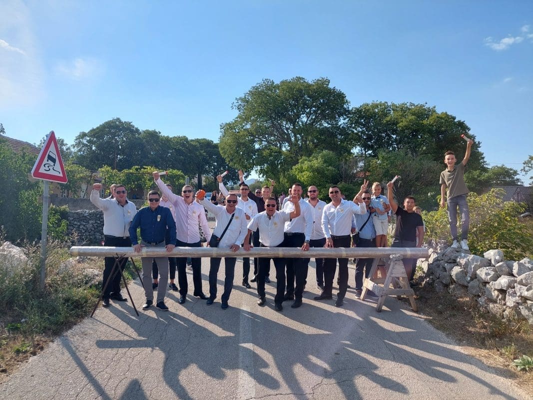 NISU OČEKIVALI OVAJ PRIZOR Svati krenuli po mladu, dočekala ih "barikada" na ulazu u Trnbuse