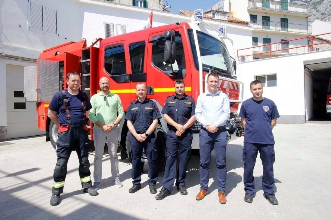 STIGLA PRINOVA Makarski vatrogasci pohvalili se novim navalnim vozilom