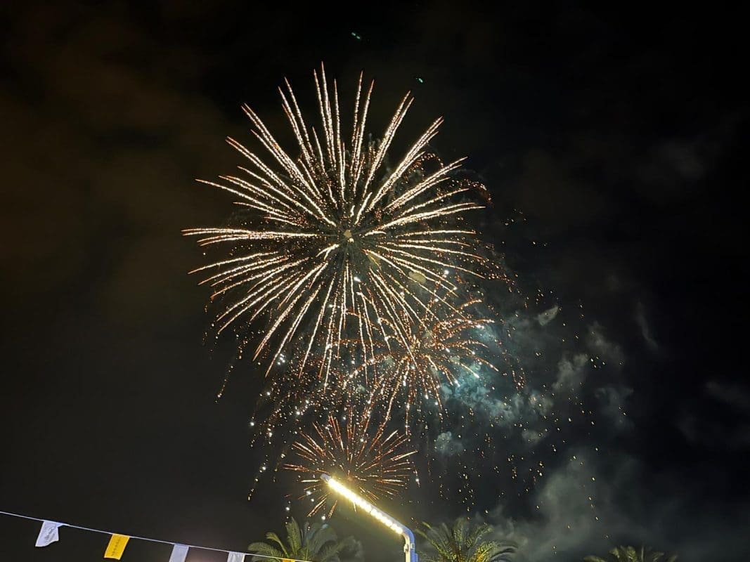 SPEKTAKL ZA KRAJ Okupljeno mnoštvo na splitskoj Rivi uživalo u predivnom vatrometu