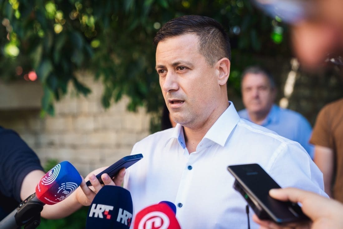 ARIS ZLODRE O BRODOSPLITU "Umjesto veličanstvene proslave, vatrometa i najave novih postignuća radnicima se nude radne knjižice"