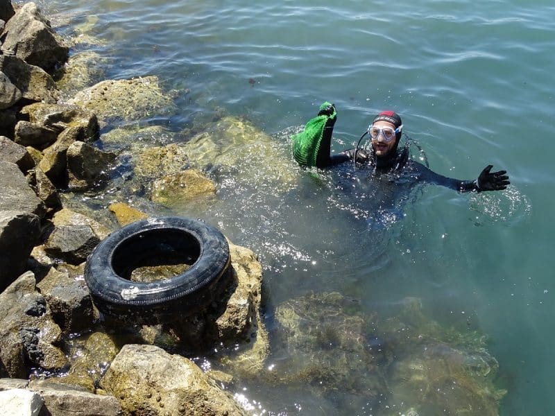 Volonteri iz Zagreba i Splita zajedno s Kaštelanima čistili podmorje u sklopu kampanje “Čuvaj, pazi, ne bacaj!”