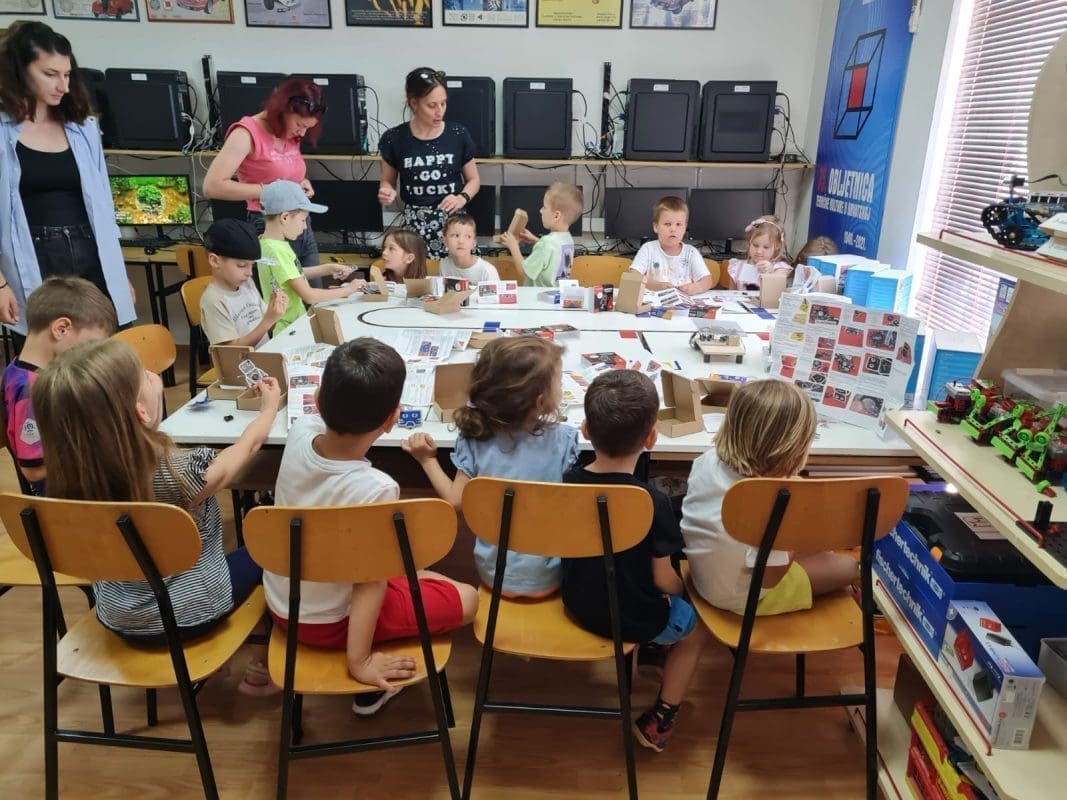 DANI OTVORENIH VRATA UDRUGA Posjetitelji su imali priliku osobno vidjeti sve sadržaje koji se obrađuju na radionicama tehničkih aktivnosti