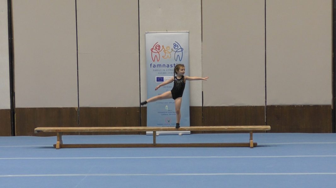 Slike vježbaju žene dvorana gimnastička gole Športska gimnastika