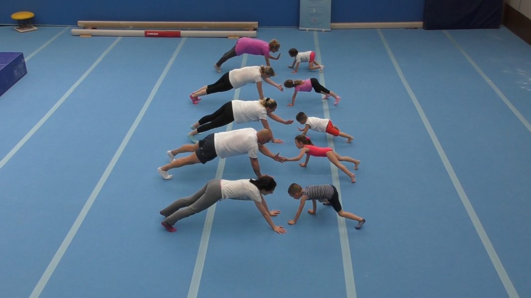 Gimnastička dvorana gole žene vježbaju slike