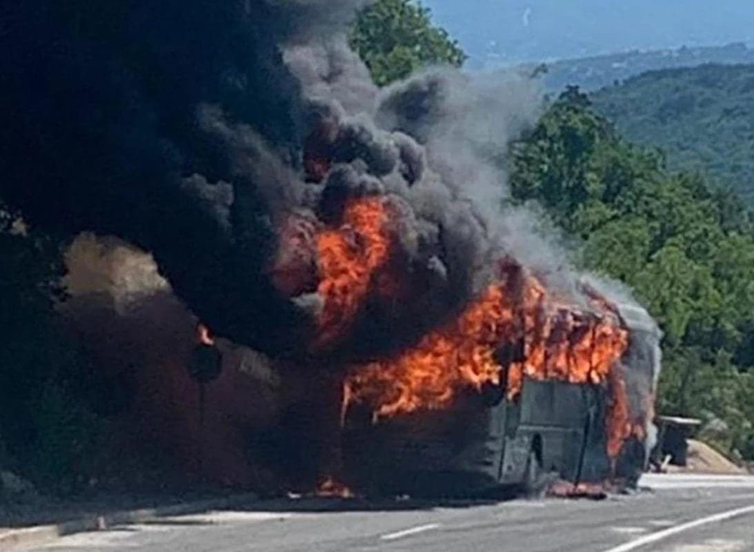 DRAMATIČNE SEKUNDE Prizori zapaljenog autobusa u Zagori su stravični, cesta je duže vremena bila zatvorena za sav promet