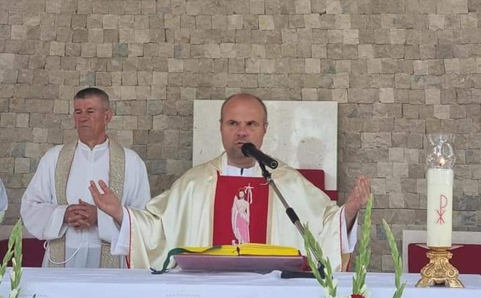 DON DAMIR STOJIĆ STIGAO U MRAVINCE Predvodio misu povodom svetog Ivana. Gradonačelnik Ninčević poslao poruku građanima...