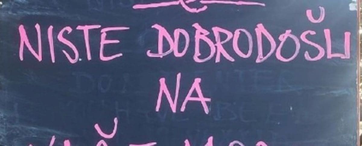 Ugostitelju u Dalmaciji prijeti ogromna kazna zbog satiričnog natpisa: "Niste dobrodošli"