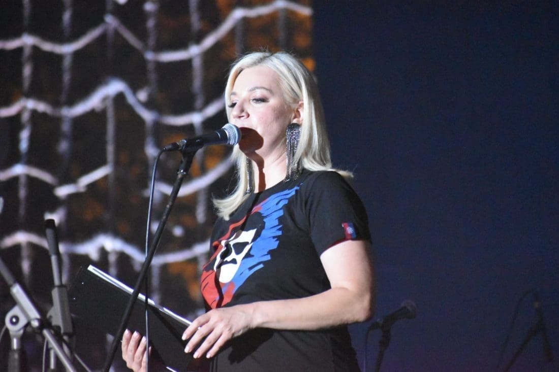 "JESTE LI PRIPREMILI GLASNICE" Edita Lučić Jelić najavila Mišin izlazak na pozornicu. Pogledajte reakciju publike