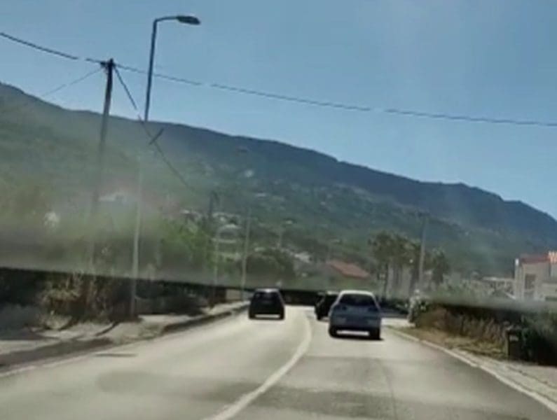 DIVLJAŠTVO U PODSTRANI 'Frajer' u Golfu 2 preko pune crte pretječe kolonu vozila i to netom prije ulaska u kolonu