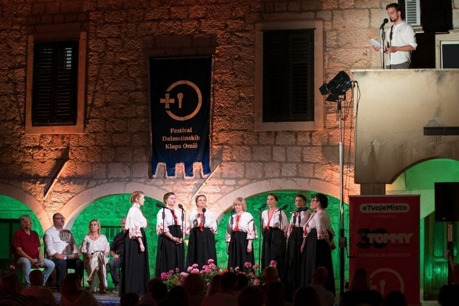 Projekt „Jubav“ u punom smislu riječi živio je u nedjelju u klaustru Franjevačkog samostana na Skalicama u Omišu: čarobna omiška večer u čast pjesnika Drage Ivaniševića