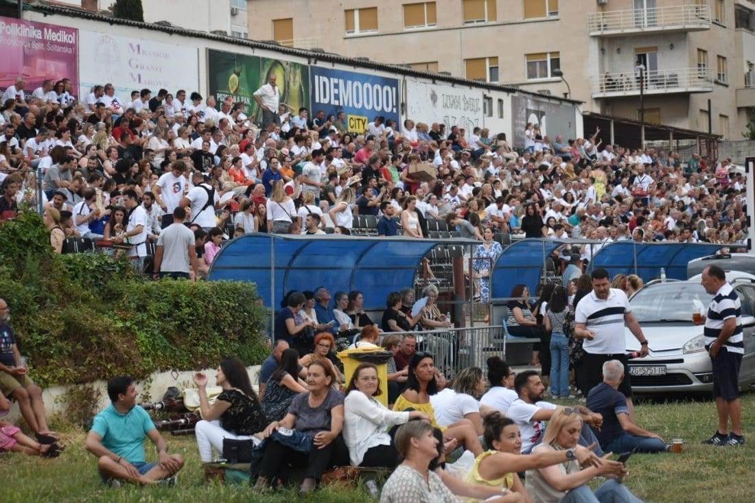 STARI PLAC GORI U Iščekivanju Miše vlada pravo ludilo, ori se "Ja ne mogu drugo nego da ga volim"