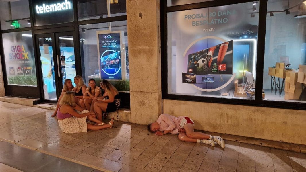 ZASPALO JE SIROČE Mladić "ubio oko" nasred Marmontove...