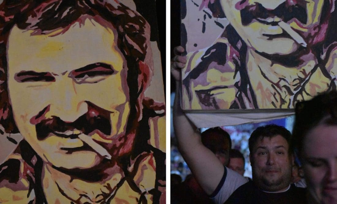 JESTE LI OVO PRIMIJETILI? Muškarac donio jedinstven transparent na koncert Miše Kovača, publika ga oduševljeno pozdravljala