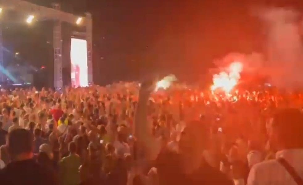 GORI SVE Ovako je reagirala publika na Žnjanu kada je Nižetić zapjevao "Dalmacijo"