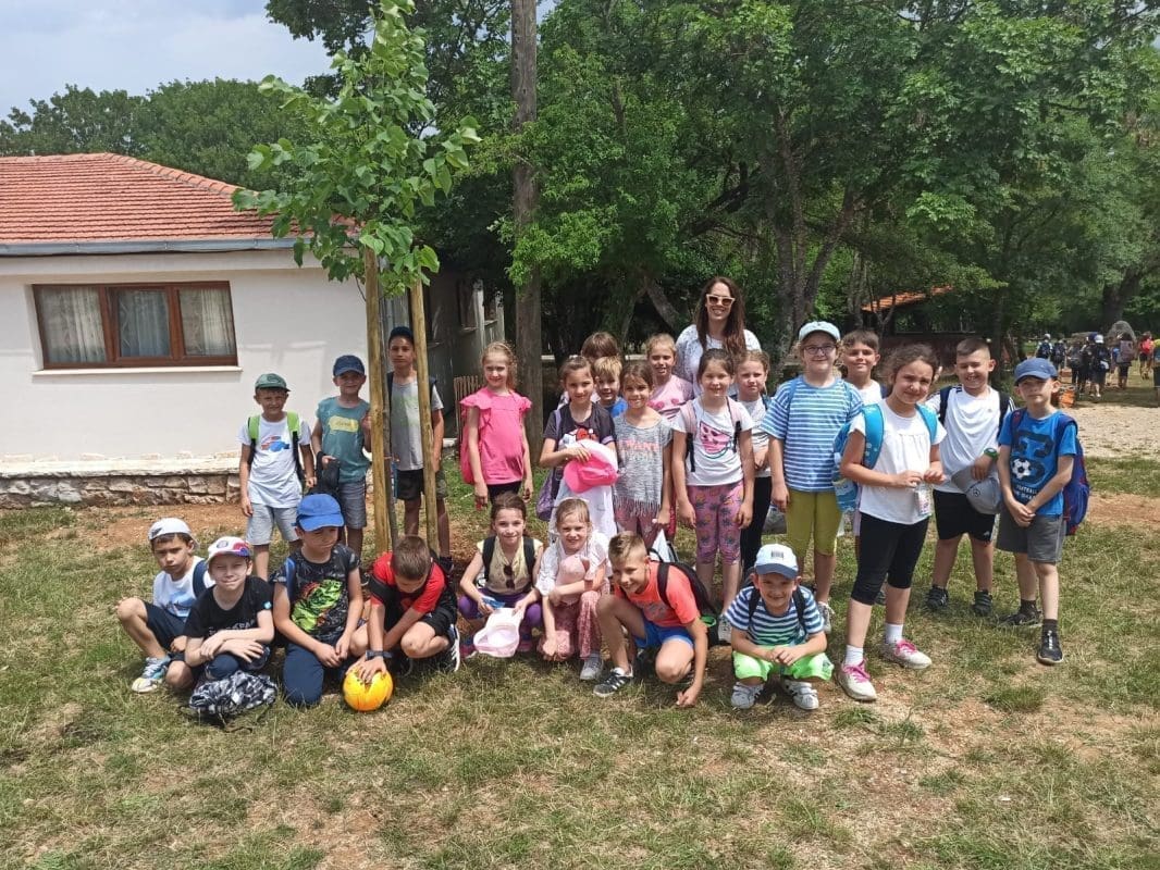 PREDIVNA AKCIJA NAJMLAĐIH Učenici OŠ Žnjan - Pazdigrad posadili svoju lipu