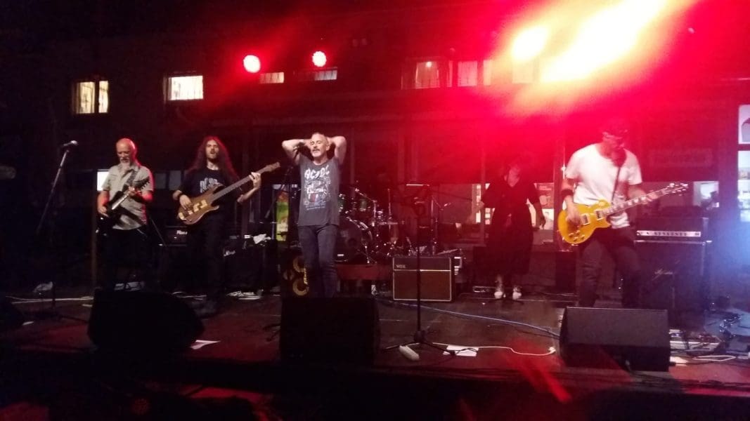 LEGENDE ROCKA NA LEGENDARNIM TERENIMA Osmi putnik se "predao" splitskoj publici i bacio ih u trans. Sve smo zabilježili