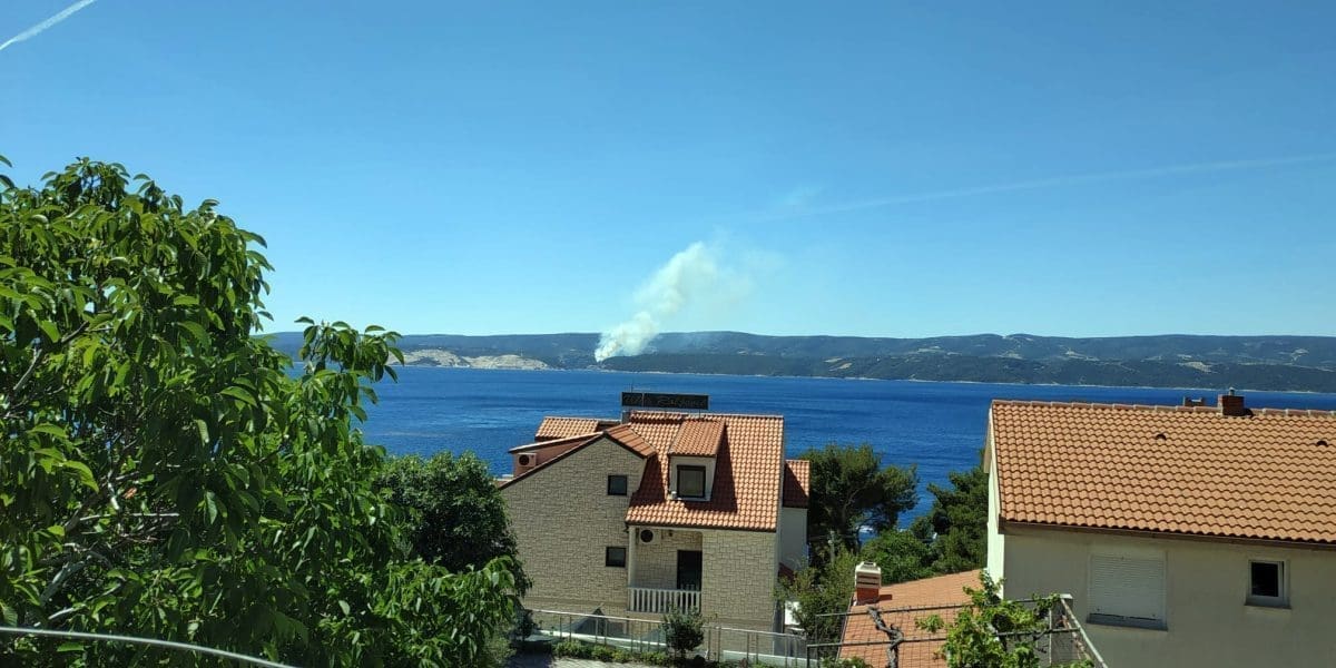 GORI NA BRAČU Izbio požar kod Pučišća, angažirane sve vatrogasne snage s otoka