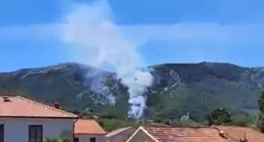 POŽAR NA HVARU: Vatrena buktinja iznad kuća na dvije lokacije, sve vatrogasne snage na terenu