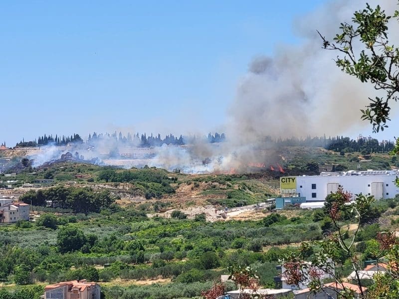 VELIKI OBLAK DIMA IZNAD SPLITA Gori velika površina na istoku grada