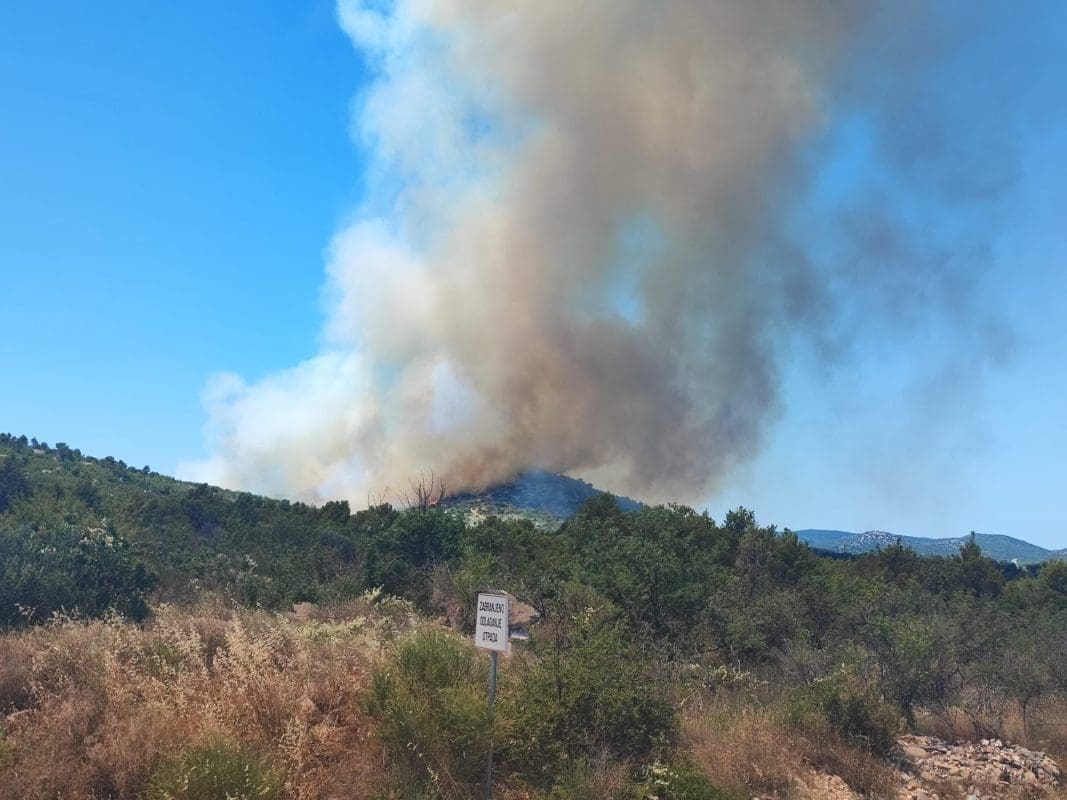 VATRENA BUKTINJA U DALMACIJI U gašenju sudjeluje i jedan kanader