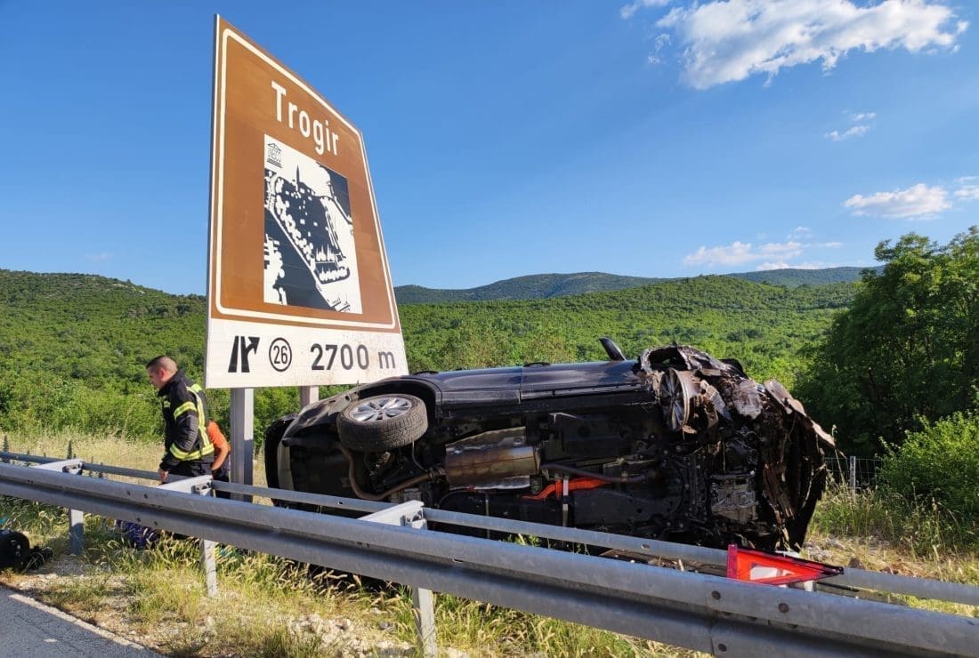 TEŠKA PROMETNA NA DALMATINI Tri osobe ozlijeđene kod Prgometa, intervenirali i vatrogasci