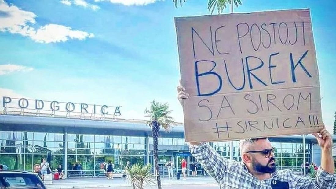 OVO JE URNEBES Redatelj iz BiH prošetao Crnom Gorom noseći transparent "Ne postoji burek sa sirom"