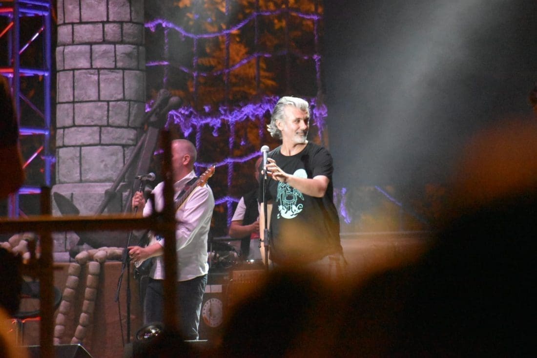 POPULARNA HAJDUČKA PJESMA 'ZAPALILA' STARI PLAC Tisuće ljudi iz svega glasa pjeva 'Ja ne mogu drugo nego da ga volin'. Imamo video, pogledajte!