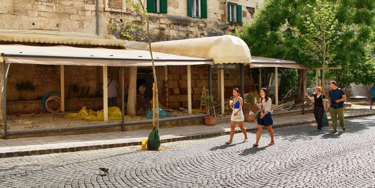 POGLEDI TURISTA SVE GOVORE Legendarni splitski kafić u srcu grada danima izgleda otužno