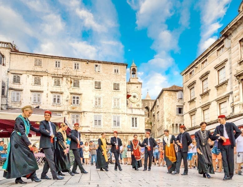 SPEKTAKL U POPULARNOM TRGOVAČKOM CENTRU Ne propustite nastup Folklornog ansambla Jedinstvo u City Centeru one