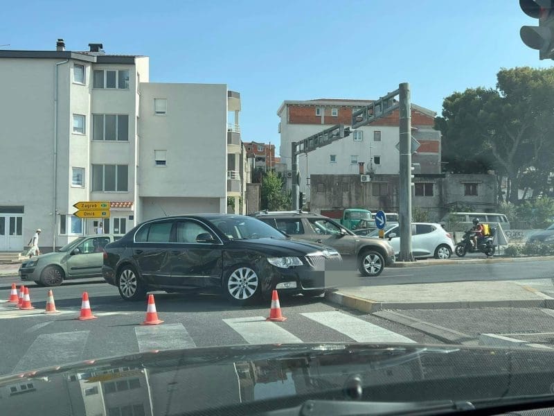 VOZAČI, OPREZ! Sudar dvaju osobnih vozila kod trgovačkog centra u Splitu, još se prometuje usporeno...