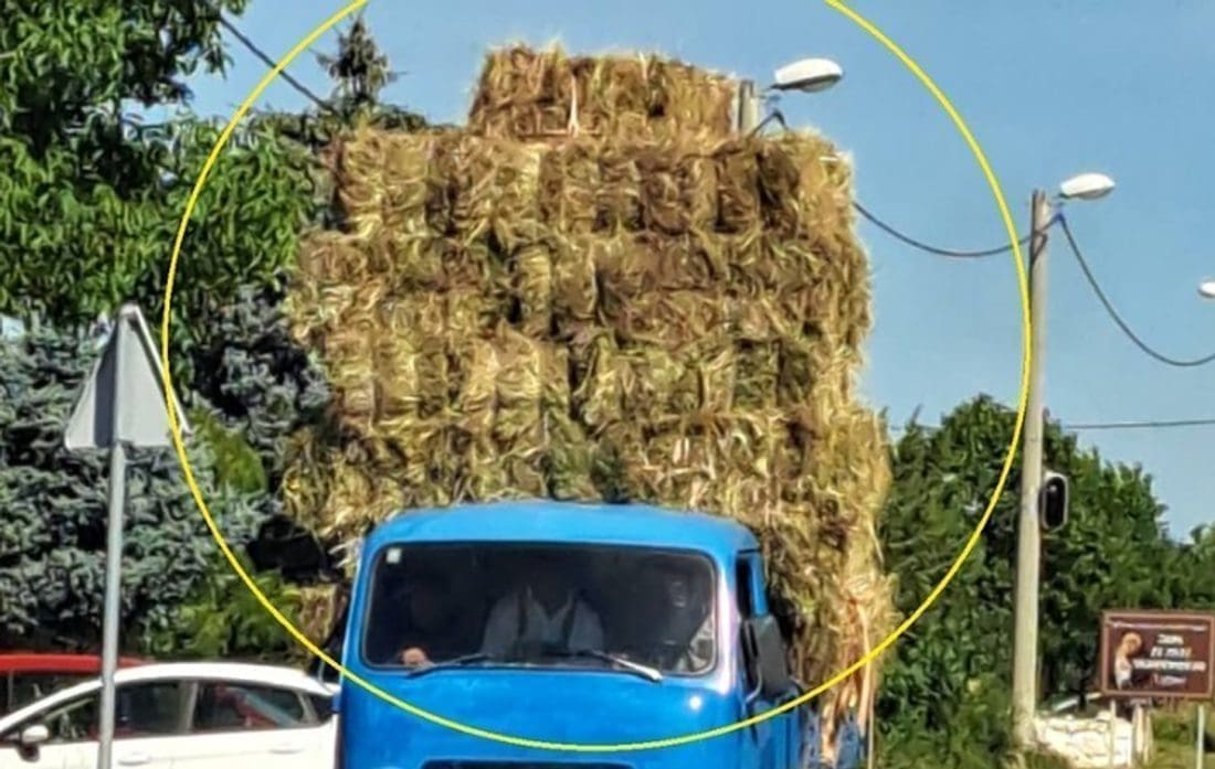 "IMA JOŠ MISTA?" Urnebesni komentari nakon objavljene fotografije iz Dalmacije, prizor s prometnice sve je nasmijao do suza