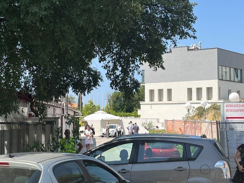 Sve veći redovi za testiranje na COVID, splitska infektologinja: "Nasreću, većina njih ima blaže simptome"