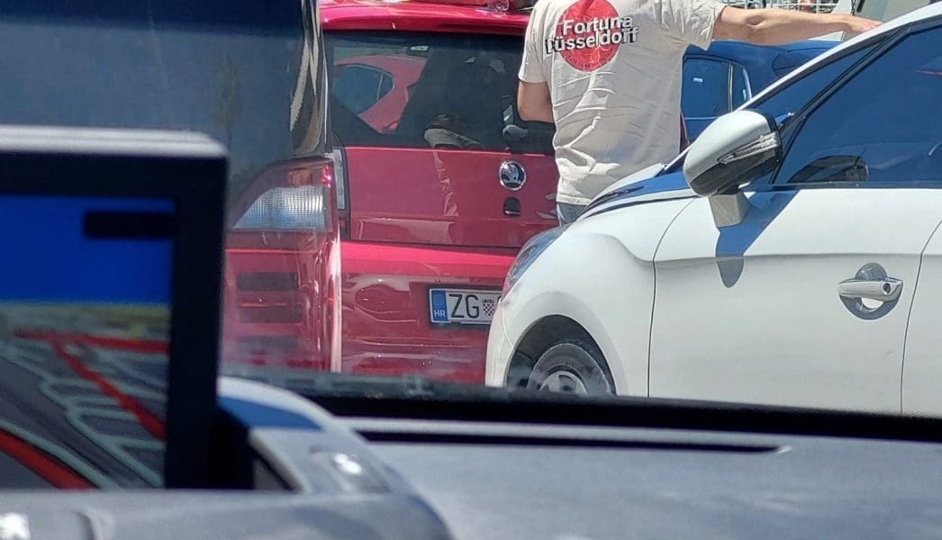 SAMO OPUŠTENO U splitskoj trajektnoj luci ogromne gužve. Pogledajte kako je ovaj gospodin sebi skratio muke čekanja i nasmijao pola Splita