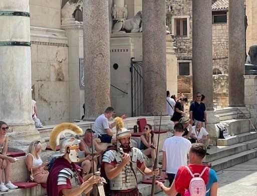 SPLIĆANI ZGROŽENI: Muškarac u crvenim donjim gaćama prošetao ispred katedrale sv. Duje