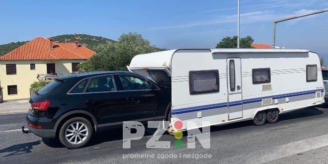 DA MU NE BUDE VRUĆE Auto doslovno "ugurao" u kamp kućicu